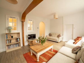 Pass the Keys Ideally located 3 bed character cottage in Ventnor